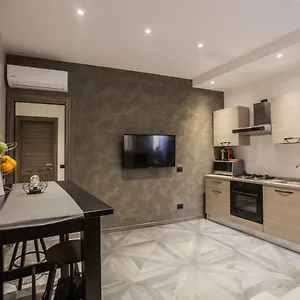 https://castle-apartment-near-duomo.italymilanhotels.net
